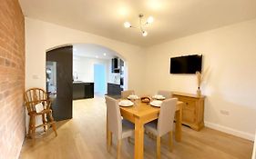 Freshly Renovated 2 Bedroom Victorian Town House.